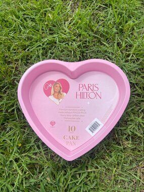 Paris Hilton Pink Heart Cake Pan 10" NWT